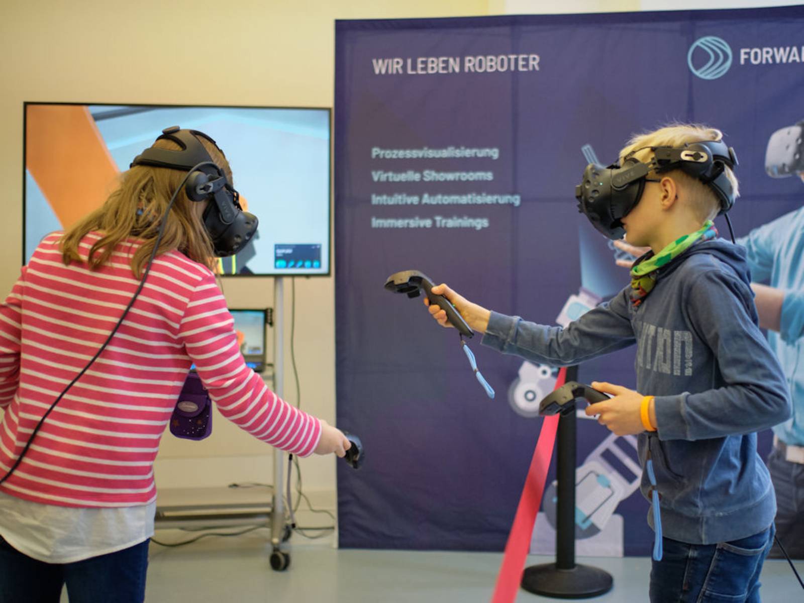 Zwei Kinder mit VR-Brille.